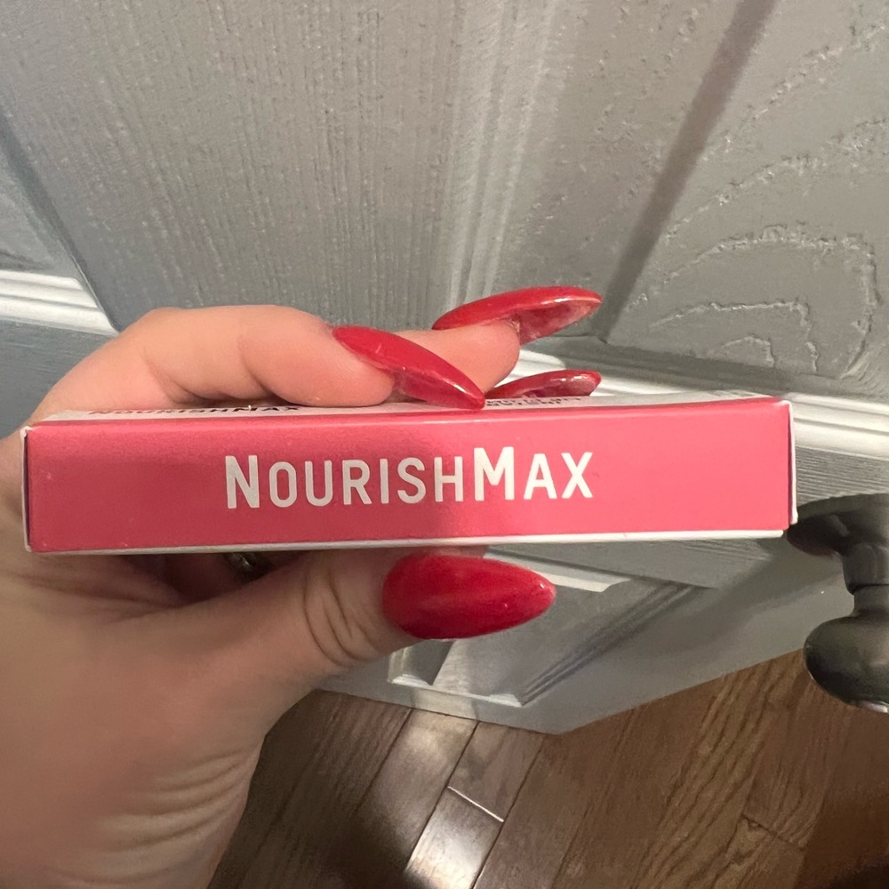 Nourish Max instant lip plumper